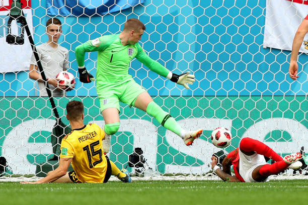 德天空：穆西亚拉已被送往医院，疑似腓骨骨折.