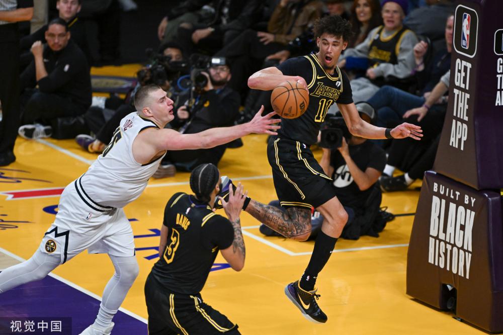 跟队：申花女记者赛后与海港人员冲突，导致下嘴唇内侧破了去医院.